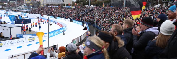 Das Stadion in Oberhof. Ein vollest Publikum feuert die Biathleten an.